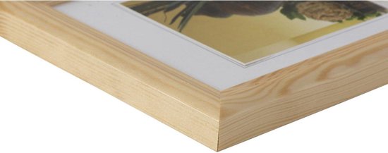 Detail van de hoek van een lichte houten fotolijst.