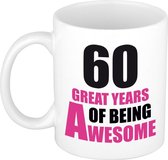 60 great years of being awesome mok wit en roze - cadeau mok / beker - 60e verjaardag / 60 jaar