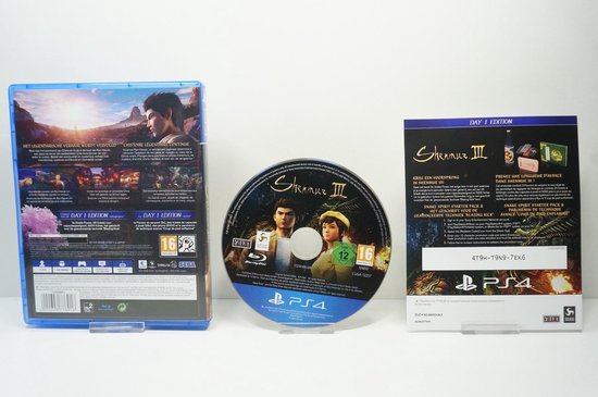 PlayStation 4 speldoos Shenmue III 'Day 1 Edition' met de achterkant, disc en een codekaart.