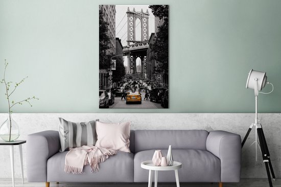 Canvas schilderij 90x140 cm - Wanddecoratie Zwart-wit foto met een gele taxi in het Amerikaanse New York - Muurdecoratie woonkamer - Slaapkamer decoratie - Kamer accessoires - Schilderijen