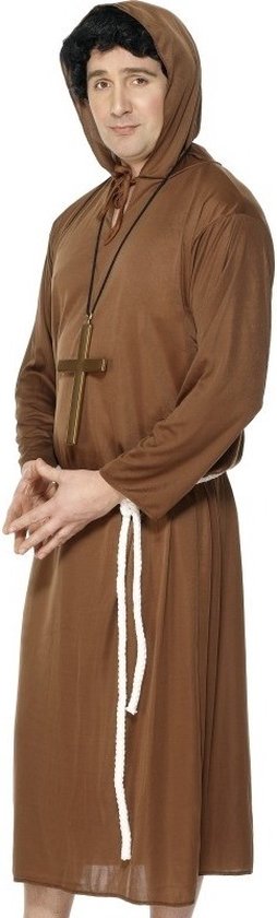 Man in bruine monnikspij met capuchon, touw met knopen om de middel en een groot gouden kruis om de nek.