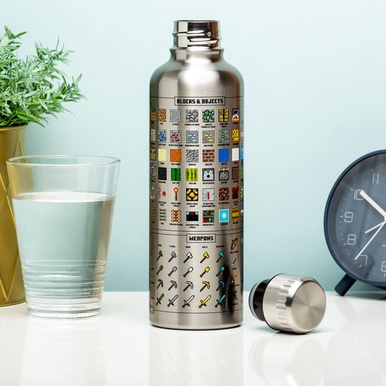 Zilverkleurige metalen Minecraft drinkfles met pixel art van blokken, voorwerpen, wapens en bepantsering.