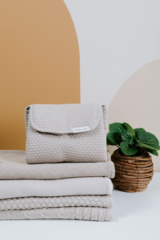 Baby's Only Gebreid verschoonmatje Sky - Verschoningsmatje voor onderweg - Urban Taupe - Inclusief opbergzakje van Baby's Only — afbeelding 4