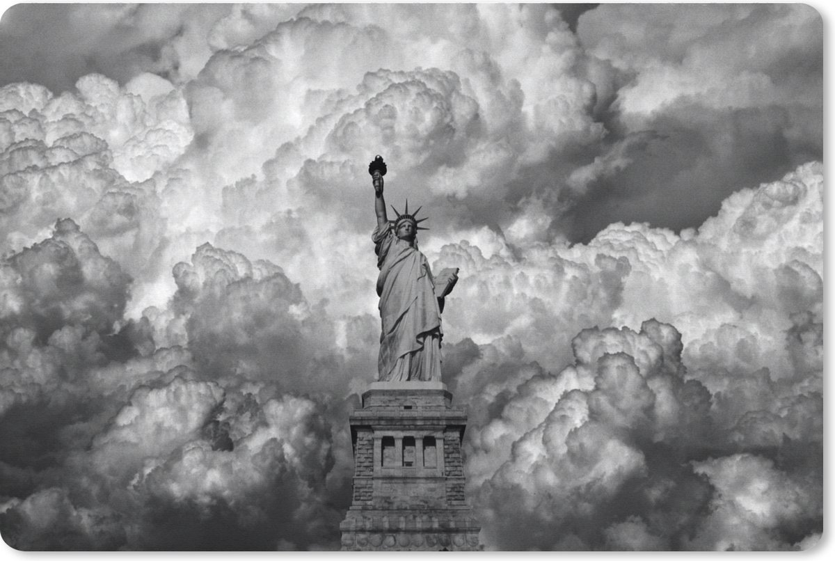 Muismat XXL - Bureau onderlegger - Bureau mat - Vrijheidsbeeld in New York op een bewolkte dag in zwart-wit - 90x60 cm - XXL muismat