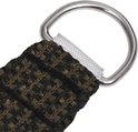 Detailopname van de hoek met metalen D-ring van bruin, geweven schaduwdoek.