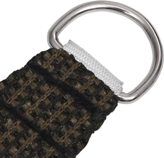 Detailopname van de hoek met metalen D-ring van bruin, geweven schaduwdoek.