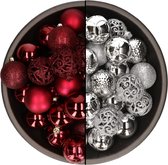 74x stuks kunststof kerstballen mix van zilver en donkerrood 6 cm - Kerstversiering