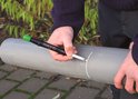 Een man markeert een grijze buis met een groene Pica BIG DRY stift.