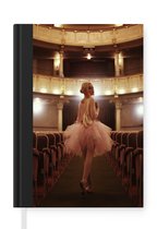 Notitieboek - Schrijfboek - Ballerina met een roze tutu in een theater - Notitieboekje klein - A5 formaat - Schrijfblok