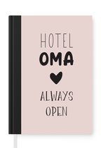 Notitieboek - Schrijfboek - Hotel oma always open - Quotes - Oma - Spreuken - Notitieboekje klein - A5 formaat - Schrijfblok