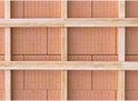 Houten raster aan bakstenen muur bevestigd met schroeven.
