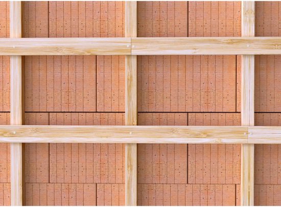 Houten raster aan bakstenen muur bevestigd met schroeven.