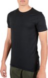 Man in zwart Levi's T-shirt met ronde hals, zijaanzicht.