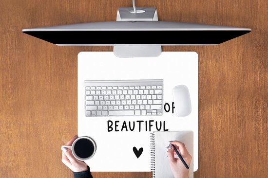 Muismat XXL 60x60 cm - Bureau onderlegger - Bureau mat Engelse quote "Be your own kind of beautiful" met een hartje op een witte achtergrond - Bureaumat - Gaming mousepad xl - Bureaulegger groot - Computer deskmat