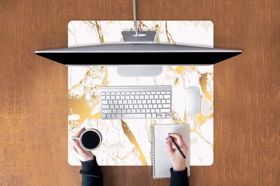 Sous-main avec imprimé marbre blanc et or, avec ordinateur, clavier et souris.