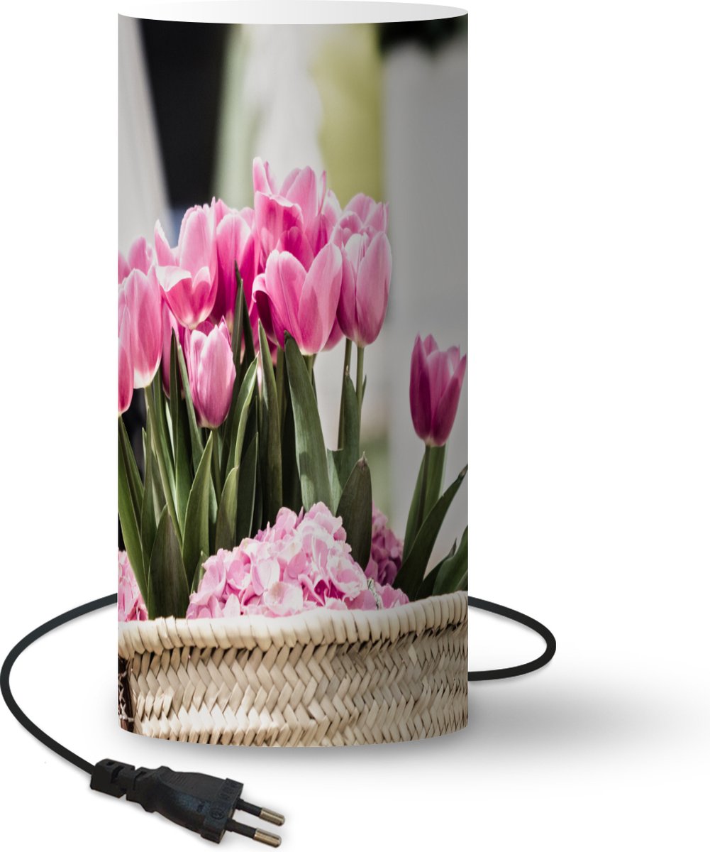 Lamp - Nachtlampje - Tafellamp slaapkamer - Bosje van paarse tulpen in een rieten mand - 54 cm hoog - Ø24.8 cm - Inclusief LED lamp