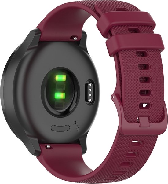 Bordeauxrode siliconen band met hartslagsensor en laadcontacten aan de achterkant van een smartwatch.