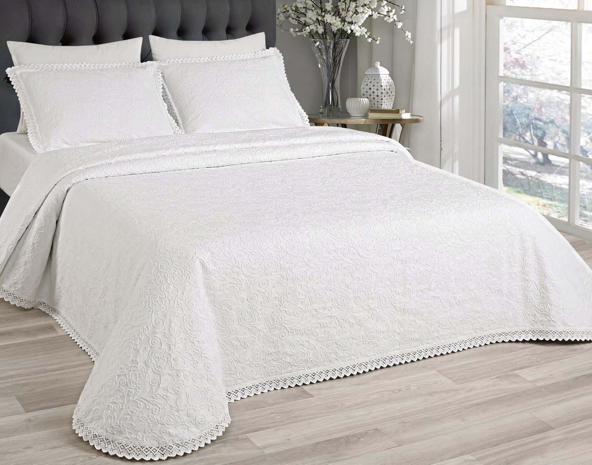 Klassieke Witte Bedsprei 220x240cm met Kantrand