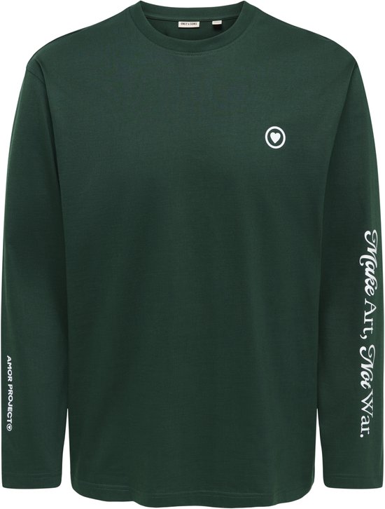 Donkergroen T-shirt met lange mouwen van Only & Sons. Met wit logo op borst, tekst op de mouw en "AMOR PROJECT" op de andere mouw.