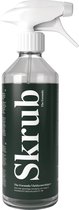 Sprayfles Skrub Vlekkenreiniger met witte spuitkop. Zwart label met witte tekst: Skrub, The Formula.