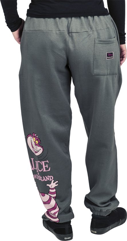 Grijze joggingbroek achterkant met Disney Cheshire Cat-label en Alice in Wonderland-print.