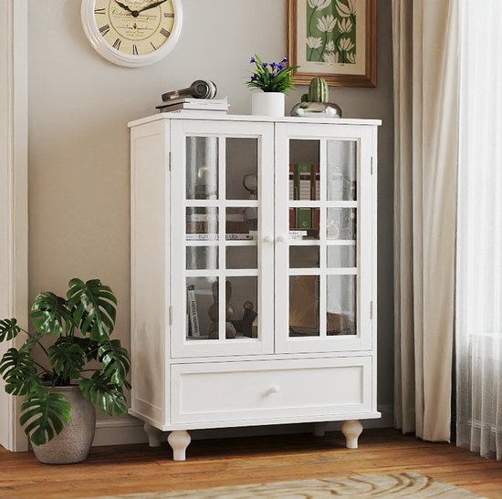 Witte buffetkast met glazen deuren, acht vakken, één lade en decoratieve pootjes in een sfeervol interieur.