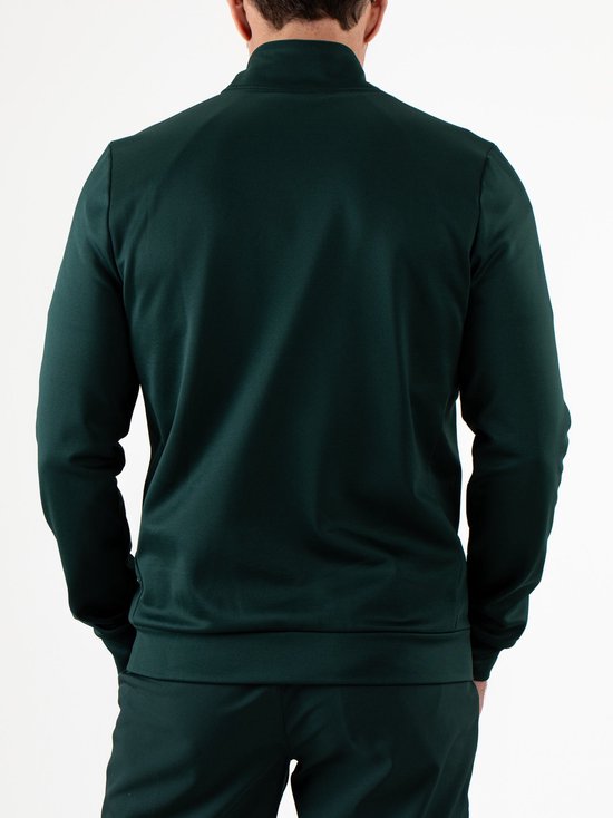Achterkant van een groen sportvest van Sjeng Sport, gedragen door een man.