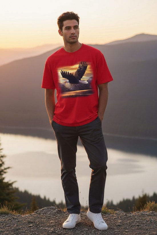 T-shirt rouge avec un aigle en plein vol au coucher du soleil.