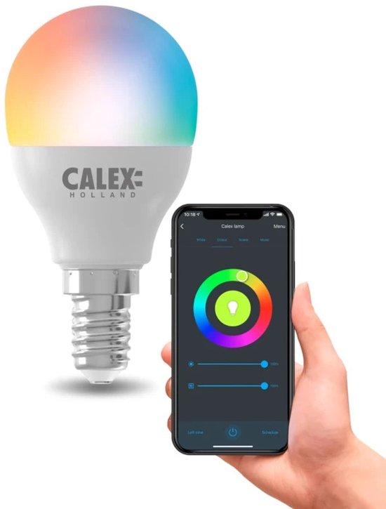 Calex slimme lamp met E14 fitting, toont een regenboog aan kleuren. Een smartphone toont de Calex app met kleuropties.