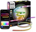 Een Calex Smart LED-strip van 2 meter, met RGBIC+CCT, verpakt naast een smartphone die de bedieningsapp toont met een kleurenspectrum.
