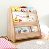 Houten boekenkast met 3 etages, gevuld met kinderboeken. De kast staat op een lichte vloer met een grijs vloerkleed.