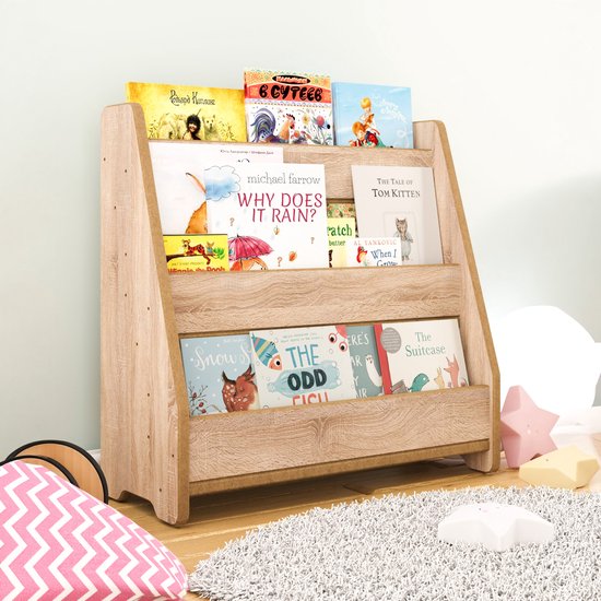 Houten boekenkast met 3 etages, gevuld met kinderboeken. De kast staat op een lichte vloer met een grijs vloerkleed.
