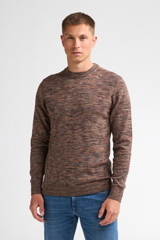 Man in een bruine gemêleerde trui met ronde hals en blauwe jeans.