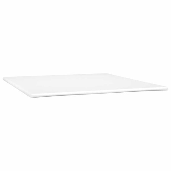 Een vlakke witte matras met afgeronde hoeken.