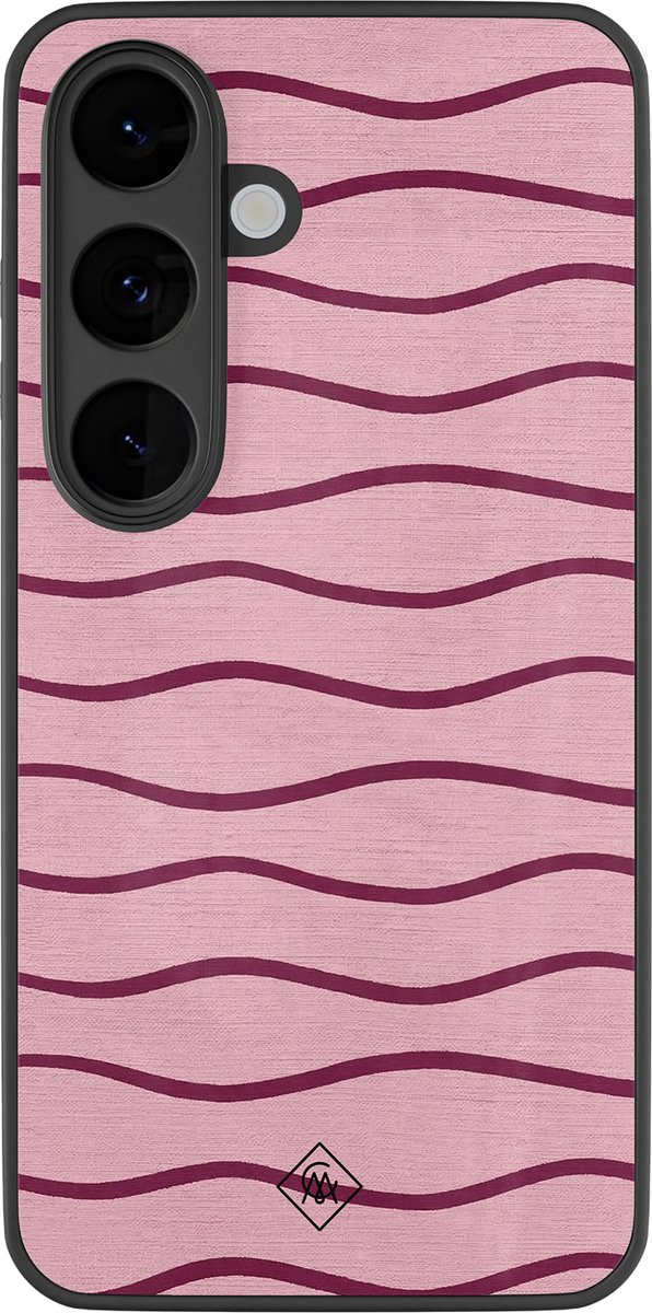 Casimoda® hoesje - Geschikt voor Samsung Galaxy S26 - Soft Stripes - Luxe Hard Case Zwart - Backcover telefoonhoesje - Roze