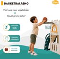 Jongen met basketbal en basketbalring.