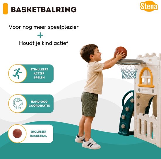 Jongen met basketbal en basketbalring.