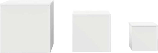 Drie witte bijzettafels van verschillende groottes naast elkaar geplaatst. Ze hebben een kubusvorm en een minimalistische uitstraling.