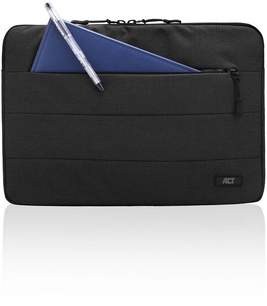 Zwarte laptophoes met horizontale quilting, ritsvak met blauw notitieblok en pen.