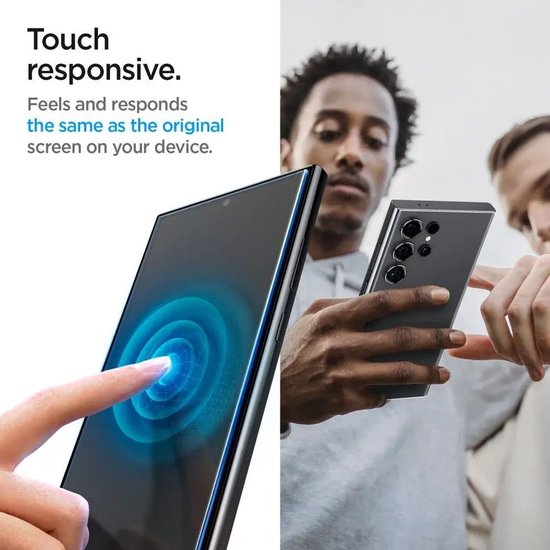 Een vinger die een telefoon met screenprotector aanraakt, met een blauwe cirkel die de aanraking aangeeft. Op de achtergrond, twee mannen kijken naar een telefoon.