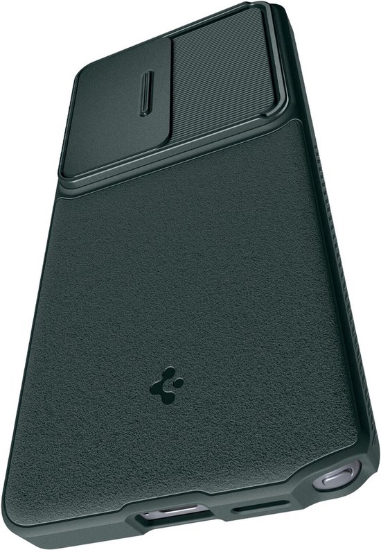 Gedetailleerde opname van de donkergroene telefoonhoes, die de textuur en de schuifbare cameralensafdekking toont.