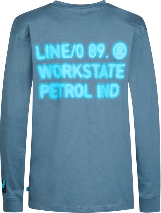Blauw longsleeve T-shirt met 'LINE/0 89. WORKSTATE PETROL IND' opdruk op de rug.