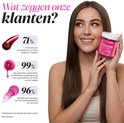 Vrouw met lang bruin haar houdt potje Novomins Collagen Gummies vast. Links statistieken van klantonderzoek.