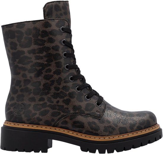 Bruine veterboot met luipaardprint, zwarte veters en dikke zool.