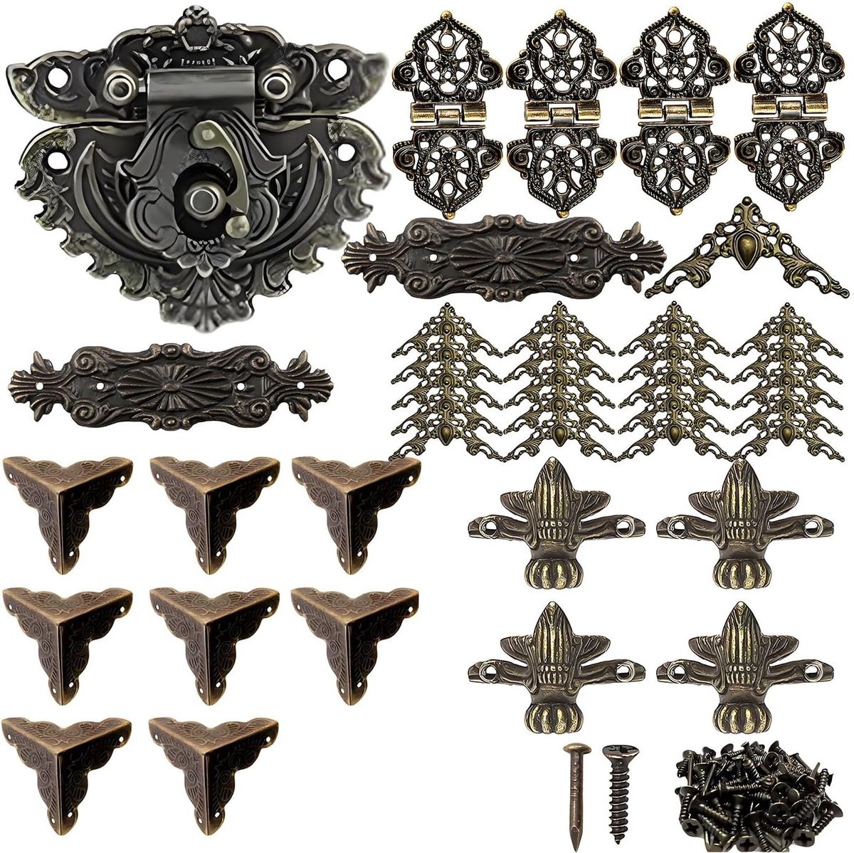 Antieke reliëfslot met 8 hoekbeschermers, 4 decoratieve metalen poten en 4 bronzen scharnieren, ideaal voor houten dozen en vintage meubelprojecten