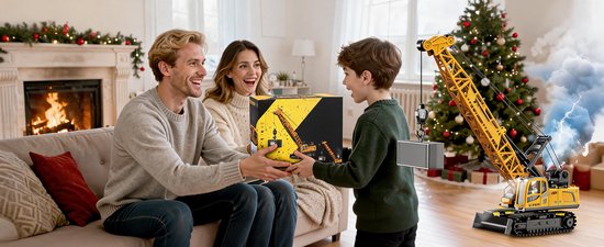 Gele speelgoedkraan wordt als kerstcadeau gegeven aan een jongen door zijn ouders, zittend op de bank bij een kerstboom. De kraan hijst een grijze container.