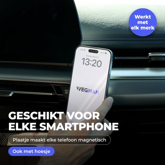 Een hand houdt een smartphone vast in een auto-interieur. De tekst "GESCHIKT VOOR ELKE SMARTPHONE" en "Werkt met elk merk" is zichtbaar.