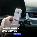 Een hand houdt een smartphone vast in een auto-interieur met de tekst "ONTSPANNEN ONDERWEG" en "Navigatie in zicht".