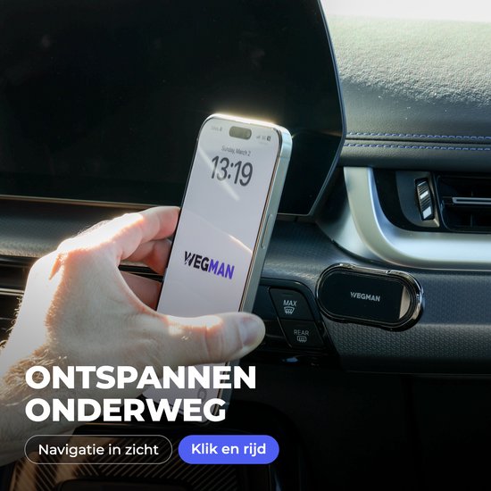 Een hand houdt een smartphone vast in een auto-interieur met de tekst "ONTSPANNEN ONDERWEG" en "Navigatie in zicht".