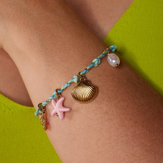 Gouden schelp, roze zeester, parel en zeepaardje bedeltjes aan blauw gevlochten armband.
